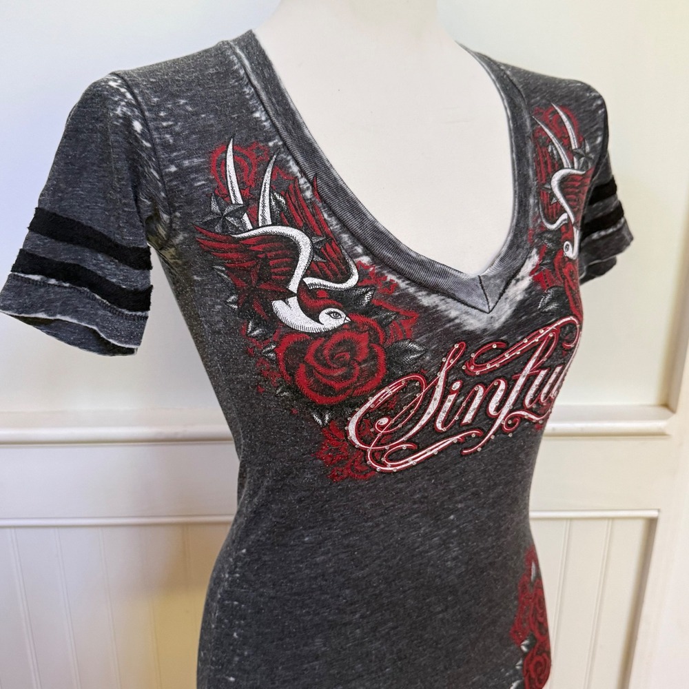 Sinful by Affliction Womens V-Neck Tattoo Graphic T-Shirt Grey Red Small Y2K - Picture 2 of 6